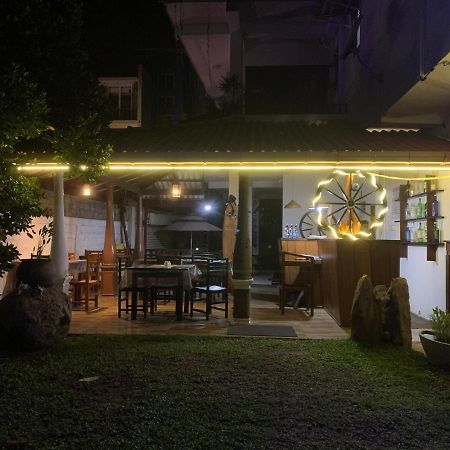 Ceylon Surf Guest And Restaurant Bed and Breakfast Weligama Exteriör bild