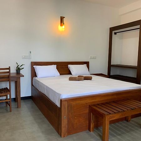 Ceylon Surf Guest And Restaurant Bed and Breakfast Weligama Exteriör bild