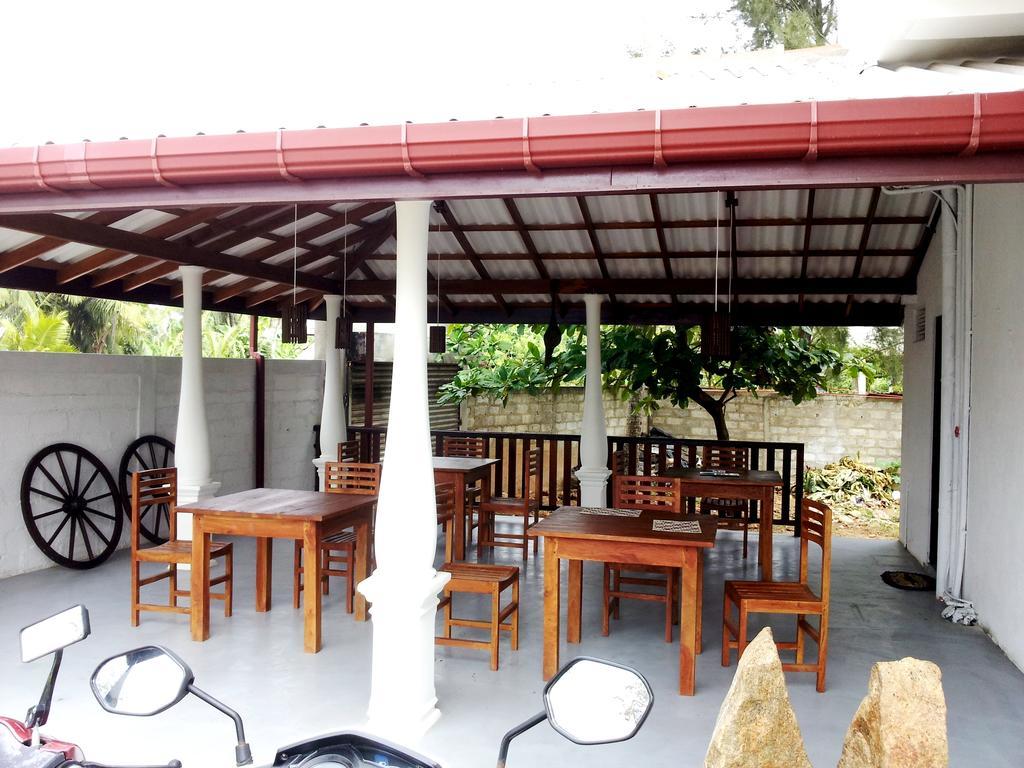 Ceylon Surf Guest And Restaurant Bed and Breakfast Weligama Exteriör bild