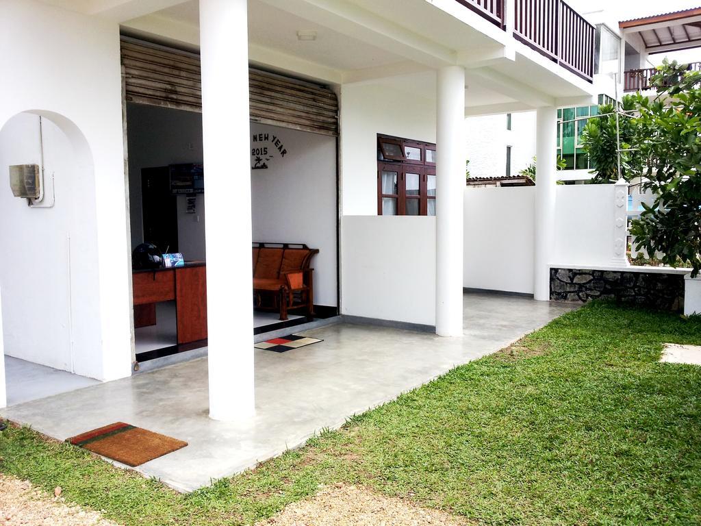 Ceylon Surf Guest And Restaurant Bed and Breakfast Weligama Exteriör bild