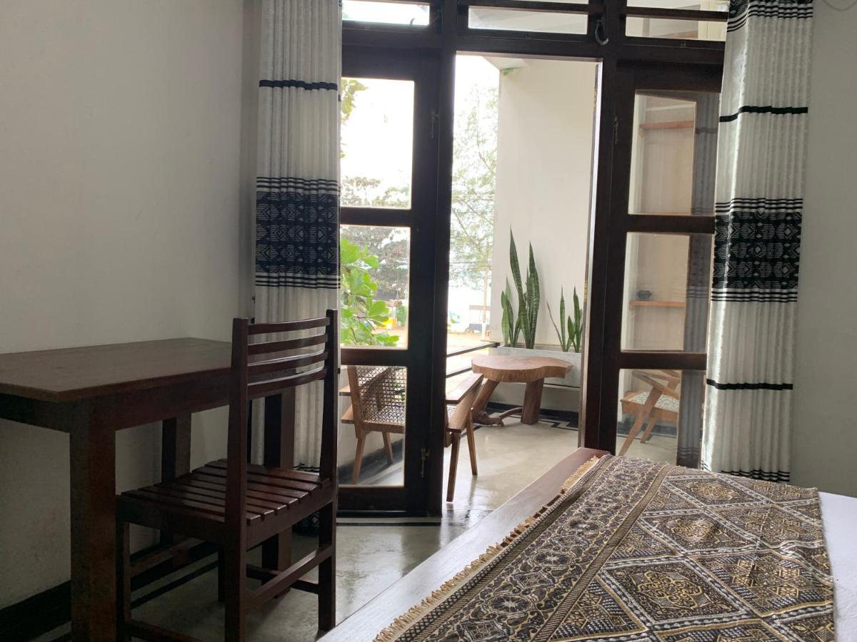 Ceylon Surf Guest And Restaurant Bed and Breakfast Weligama Exteriör bild