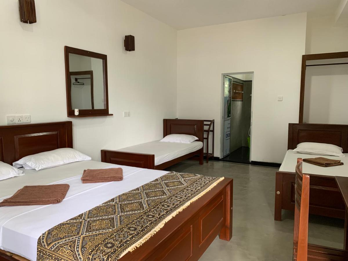 Ceylon Surf Guest And Restaurant Bed and Breakfast Weligama Exteriör bild