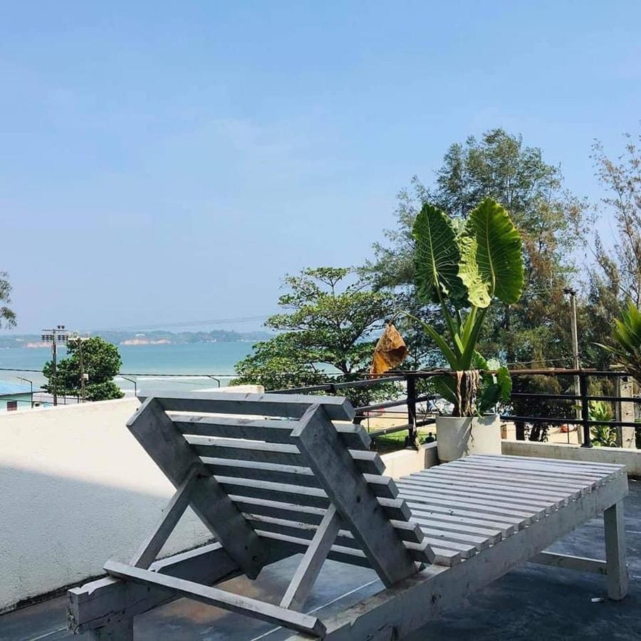 Ceylon Surf Guest And Restaurant Bed and Breakfast Weligama Exteriör bild