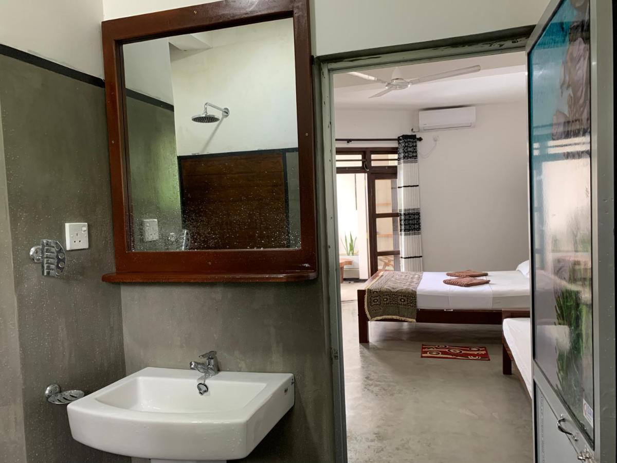 Ceylon Surf Guest And Restaurant Bed and Breakfast Weligama Exteriör bild
