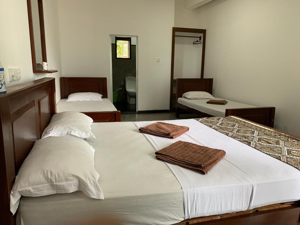 Ceylon Surf Guest And Restaurant Bed and Breakfast Weligama Exteriör bild