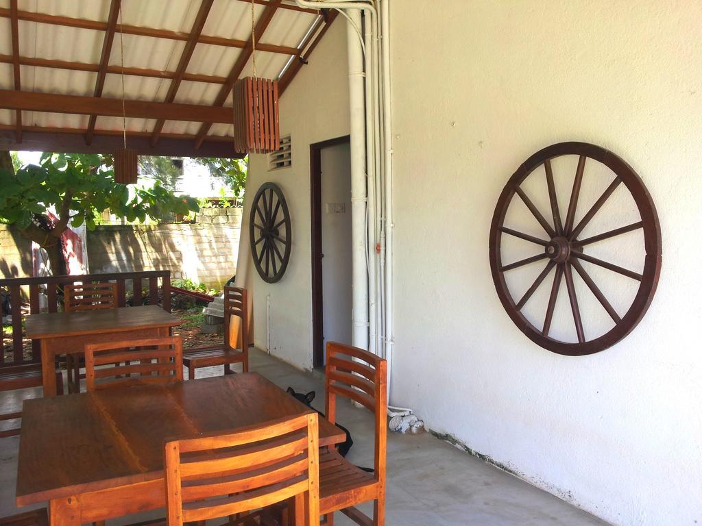 Ceylon Surf Guest And Restaurant Bed and Breakfast Weligama Exteriör bild