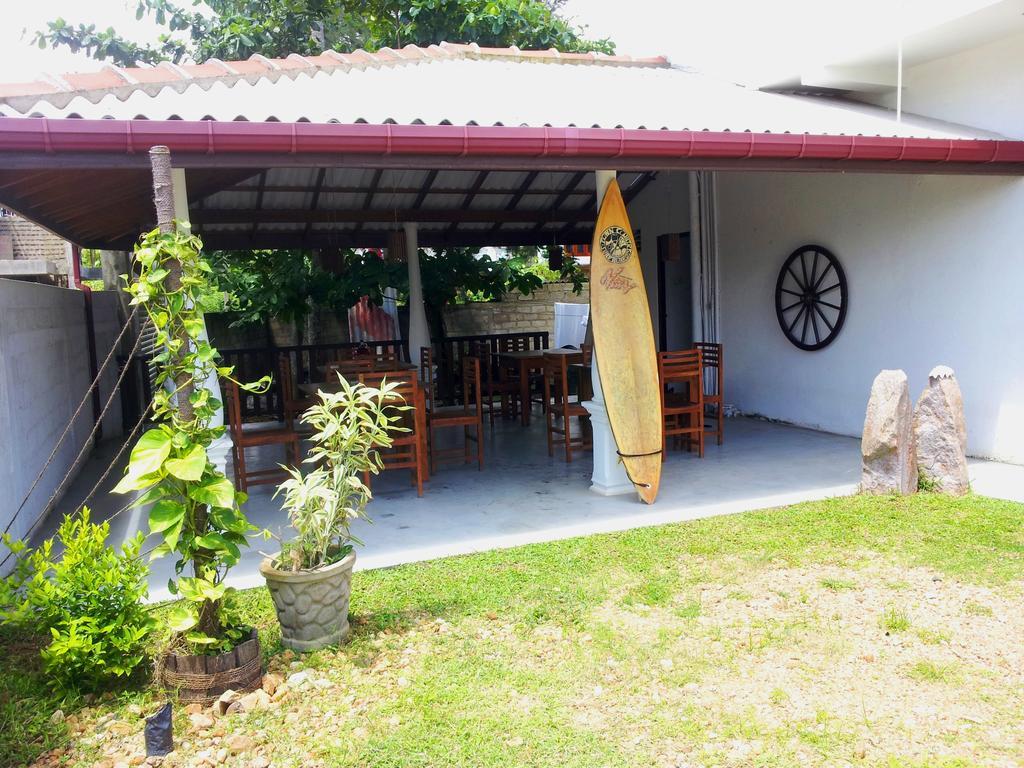 Ceylon Surf Guest And Restaurant Bed and Breakfast Weligama Exteriör bild