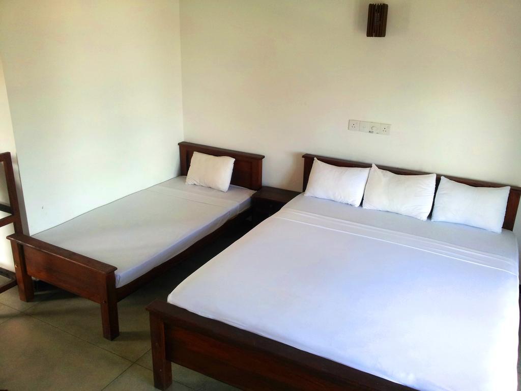 Ceylon Surf Guest And Restaurant Bed and Breakfast Weligama Rum bild