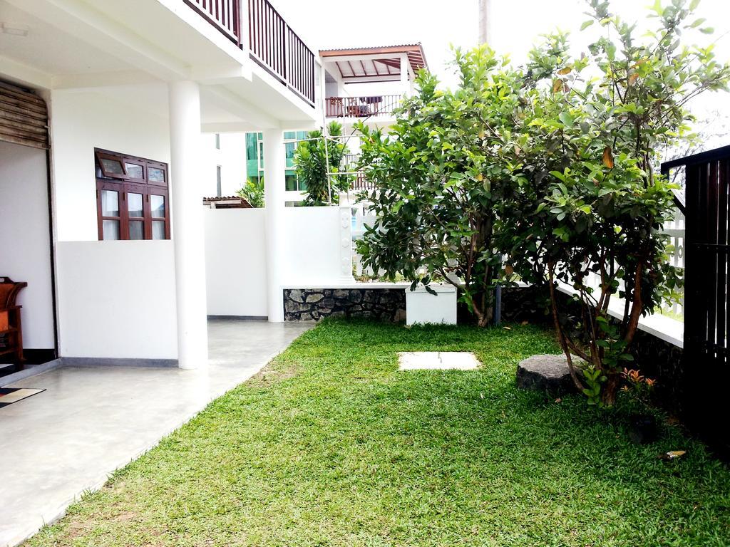 Ceylon Surf Guest And Restaurant Bed and Breakfast Weligama Exteriör bild
