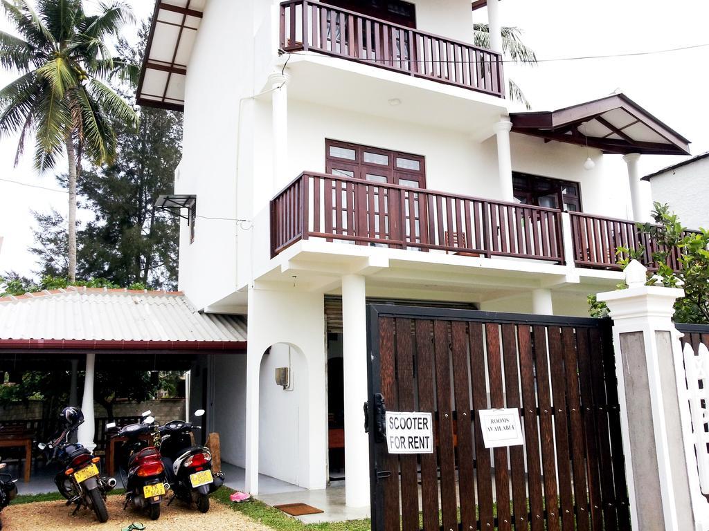 Ceylon Surf Guest And Restaurant Bed and Breakfast Weligama Exteriör bild
