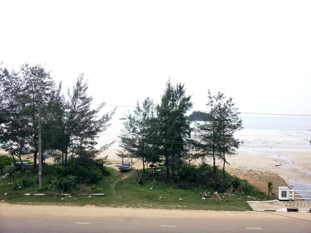 Ceylon Surf Guest And Restaurant Bed and Breakfast Weligama Exteriör bild