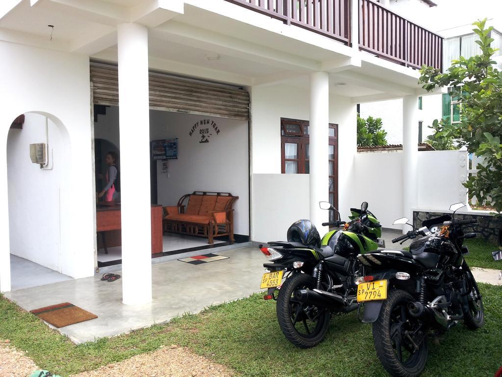 Ceylon Surf Guest And Restaurant Bed and Breakfast Weligama Exteriör bild