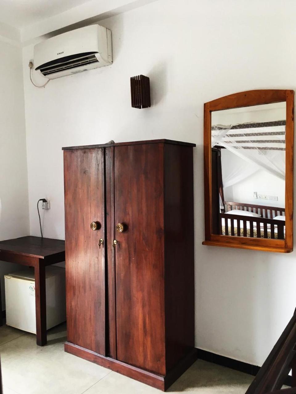 Ceylon Surf Guest And Restaurant Bed and Breakfast Weligama Exteriör bild