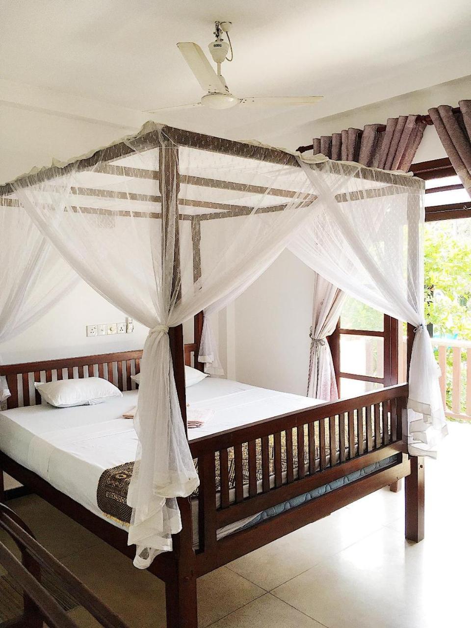 Ceylon Surf Guest And Restaurant Bed and Breakfast Weligama Exteriör bild