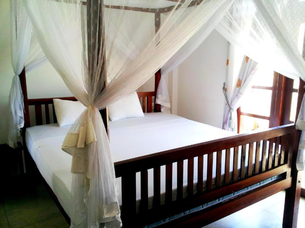 Ceylon Surf Guest And Restaurant Bed and Breakfast Weligama Exteriör bild